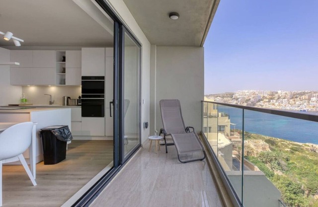 Designer 2BR home with Stunning views in St Pauls