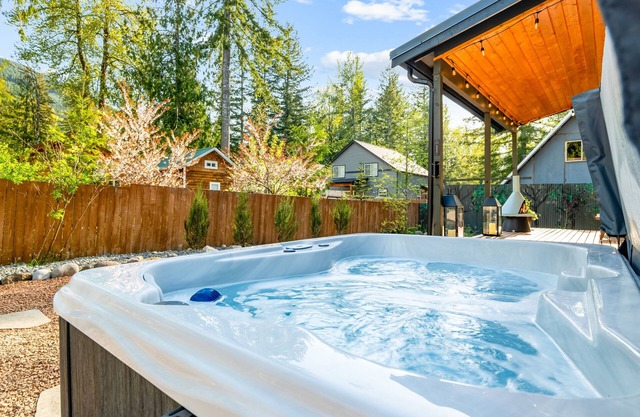 Designer Mt Rainier Stay Hot Tub Fire Pit