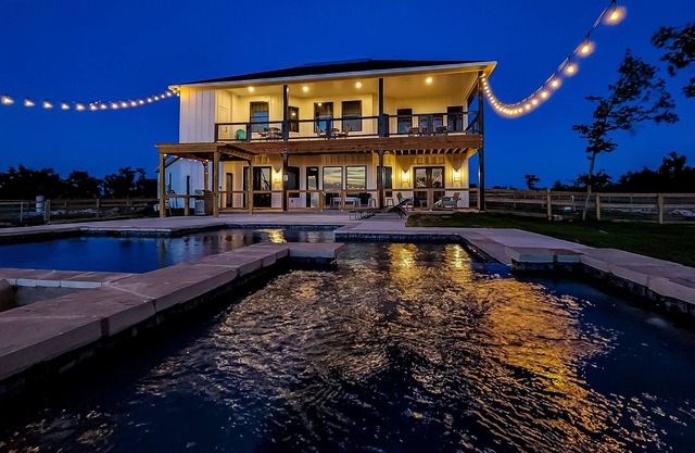 Designer newly built home with pool, sunset view, fireplace, AC - dog-friendly