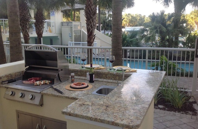 Destin West Sandpiper L06 ~ Huge Patio W/Tiki Bar and Outdoor Kitchen! Steps to Lazy River