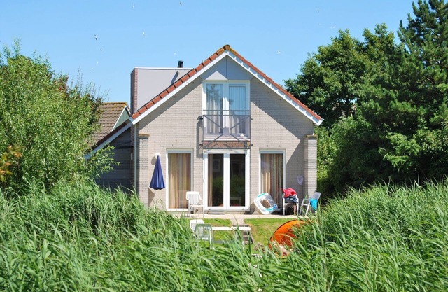 Detached 4-person Solo bungalow with a bathtub, spacious yard, and patio at Beach Resort Makkum on the IJsselmeer.