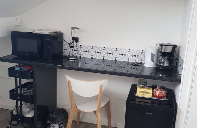 Detached attic room in secure building near RER A station