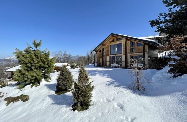 Detached chalet for 8, modern decor, near center and lifts, southwest terrace