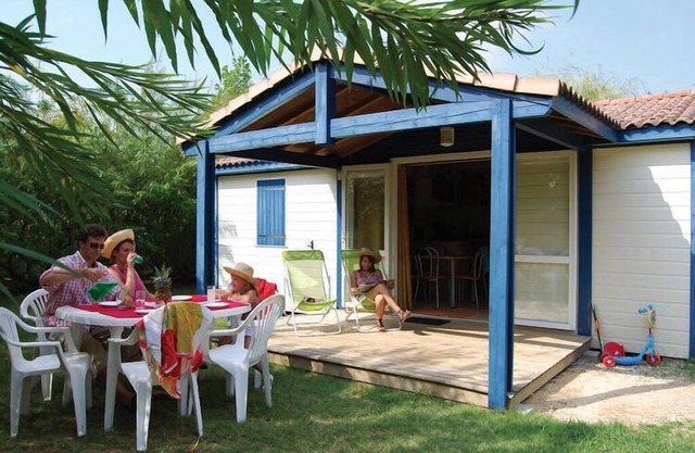 Detached chalet with dishwasher, on the banks of the Lot