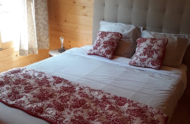 Detached chalet/gîte, 1 bedroom, swimming pool, near Lascaux IV