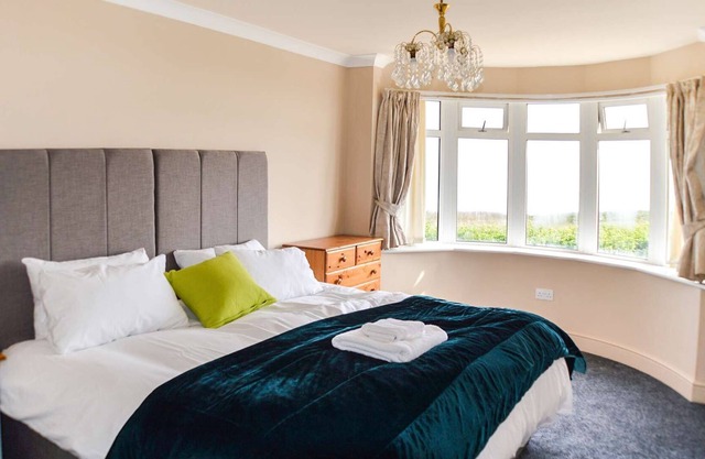 Detached cliff top bungalow with stunning sea views