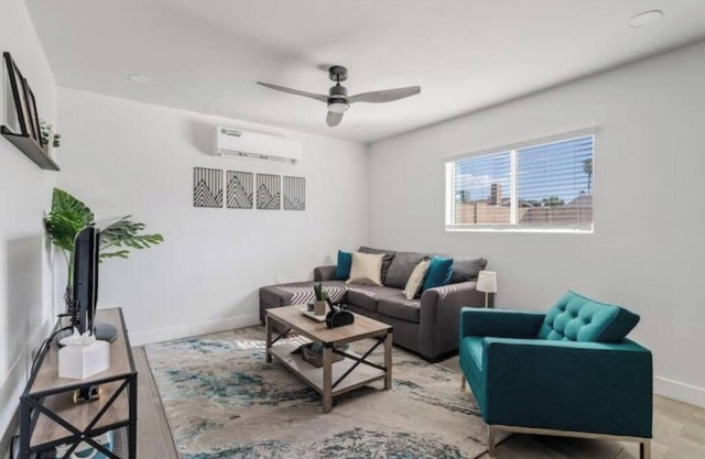 Detached Private Guesthouse - Full Kitchen, 1BD + 1BA, Parking Spot - Sleeps 2