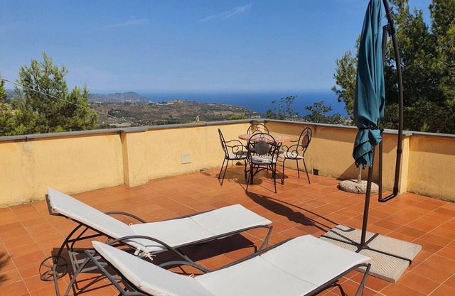 Detached vacation house with garden and roof terrace with sea view in the middle