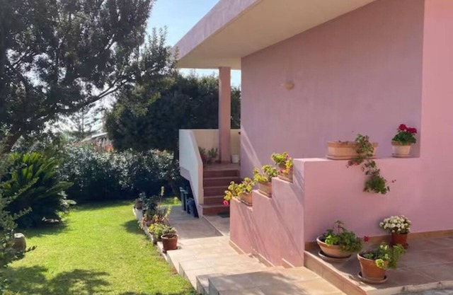 Detached villa with large garden and sea view