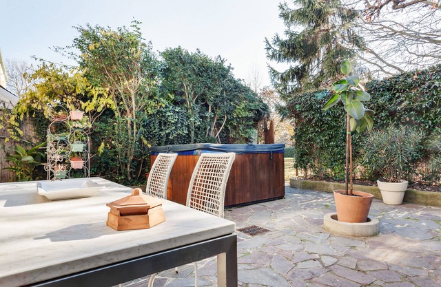 DETACHED VILLA A STONE'S THROW FROM THE HISTORIC CENTER