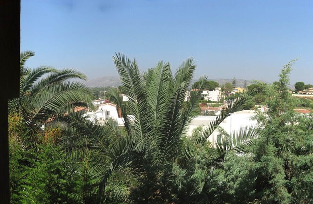 Detached villa just a few steps from the sea