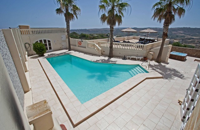 Detached Villa with swimming pool and outdoor Jacuzzi, Fully A/c in Xaghra,Gozo
