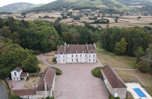 Detached wing of a castle with a pool near Autun (5 km)