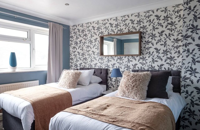 Dickens House Close 15min from Gatwick