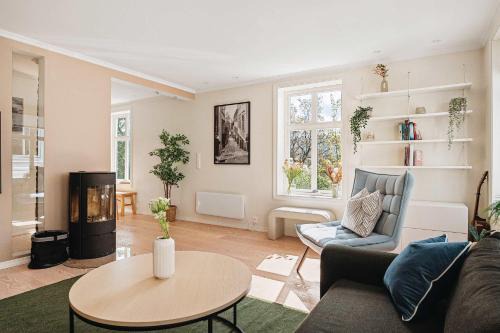 DINBNB Home l Historic 4BR House l 2 Free Parking l Balcony&Terrace