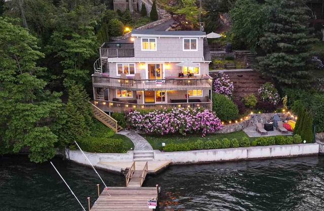 Direct Lakefront Living - Floating Dock, Boat Watching, Kayaks, & EV Charger