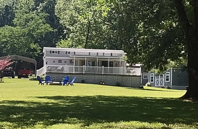 Direct waterfront property! Book your Summer Vacation NOW!