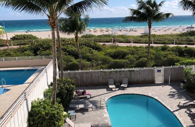 Directly on the beach with Free beach lounges! Best location in South Beach