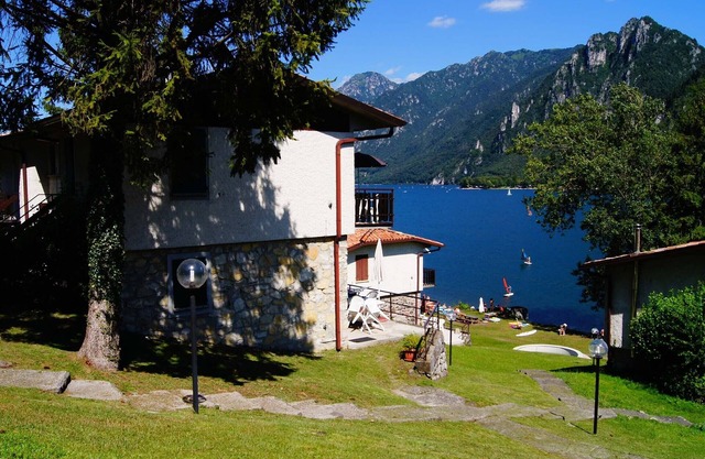 Directly on the lake with panoramic views