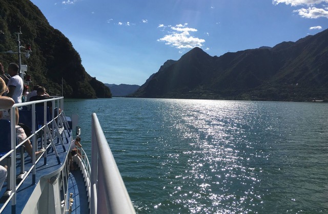 DIRECTLY ON THE LAKE /BEACH, up to 7 people, with large garden, pool and great location