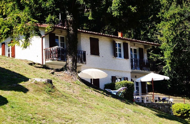 Directly on the lake with terrace