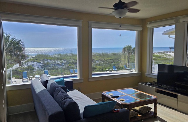 DIRECTLY ON THE OCEAN! DIRECTLY ON THE POOL! 2nd Floor #28 could sleep 10