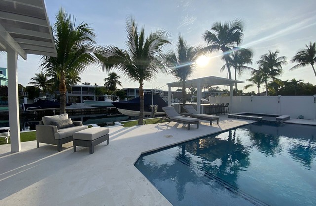 Disconnect from reality & dive into Paradise at Anchor Home 🌴