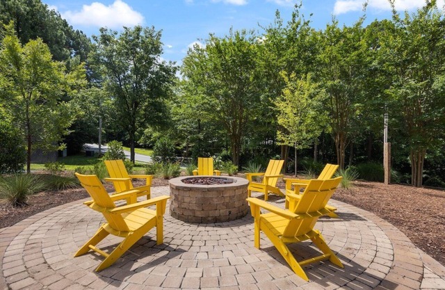 Discover an inviting apartment, just 5 mins from UNC & Franklin St