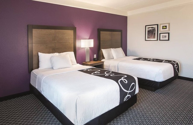 Discover Arlington’s Magic: Comfort-Filled Stay by Six Flags & Stadium!