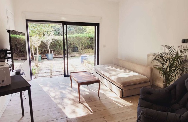 Discover our comfortable studio, nestled in a quiet neighborhood 20 minutes from Paris.