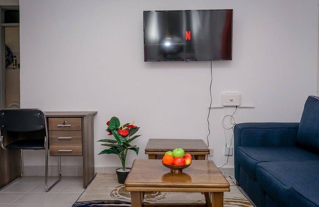 Divine Stays w/WIFI, Netflix, Swimming Pool, Gym, Parking, Lift
