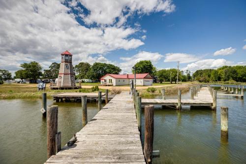 Dock Access Waterfront Cottage in Avenue!