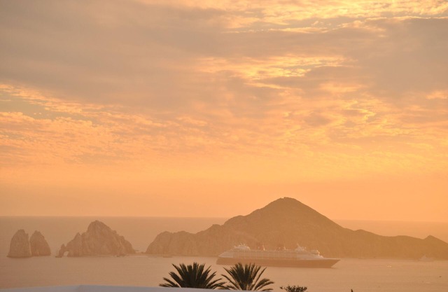 Dog friendly Cabo home! Cabo arch views! Next to private school.
