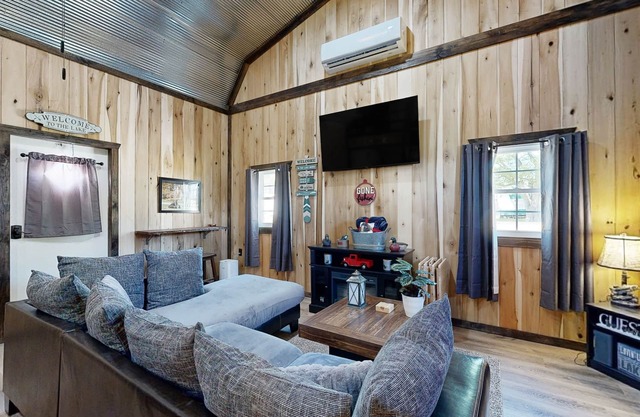 Dog-friendly cabin near Reelfoot Lake with cornhole, firepit, fast WiFi, W/D