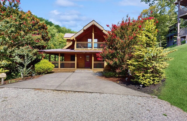 Dog- friendly cabin with lakeside views, deck & game room