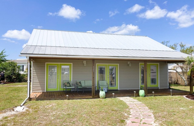 Dog-friendly cottage near the beach with patio, grill, washer/dryer, partial AC