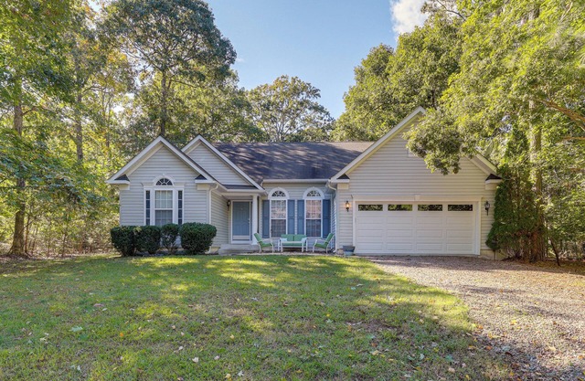 Dog-Friendly Family Retreat Near Chincoteague Bay!