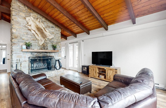 Dog-friendly home w/private hot tub, central AC, and W/D - close to skiing
