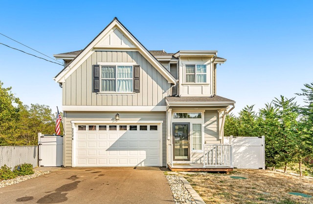 Dog-friendly home near ferry with hot tub, fenced yard, patio & fireplace