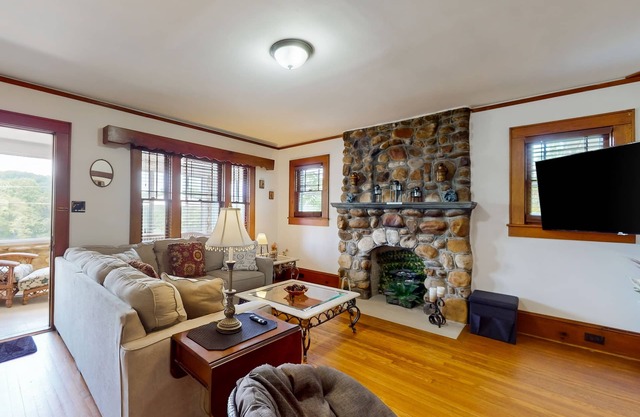 Dog-friendly home with gorgeous mountain views - near Asheville, lake, & skiing