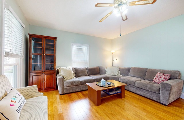 Dog-friendly home with washer/dryer, outdoor dining & grill - walk to town