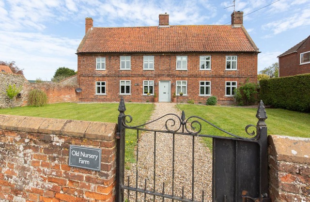 Dog friendly Norfolk farmhouse with private pool, hottub & sauna