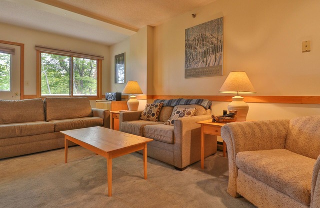 Dog-Friendly Slopeside Condo - Walk to Slopes - Fireplace, Firepit & WiFi