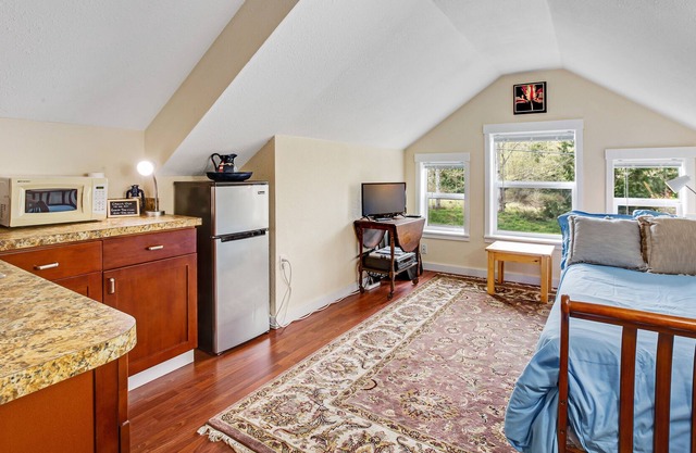 Dog-friendly studio w/ beautiful garden - close to beach access, town & winery!