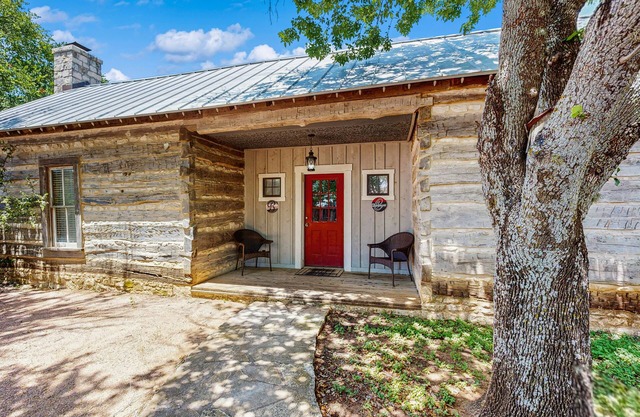 Dog-friendly suite with a fireplace - 290 wine tasting trail.