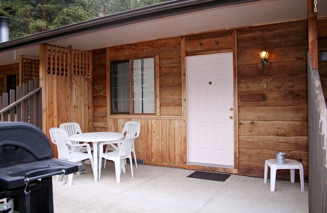 Dog friendly Suite with Queen bed and kitchen