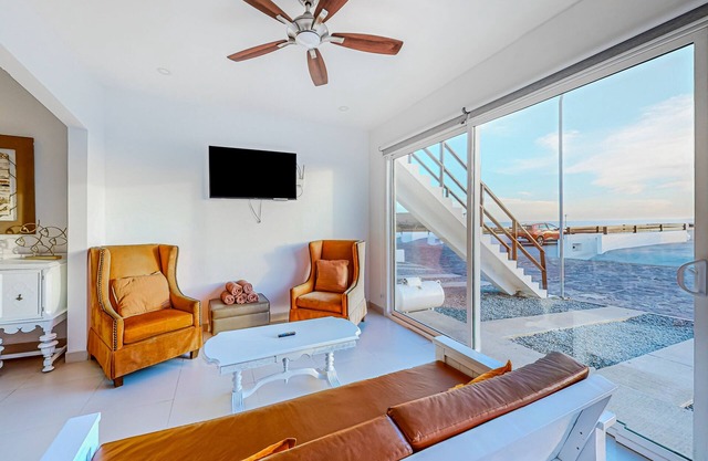 Dog-friendly villa with heated outdoor pool, hot tub, streaming, balcony, grill