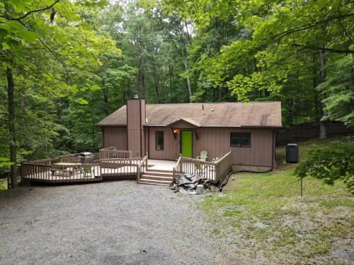 Dogwood Knoll - Wifi, Pool Access, Deck, Fireplace, Deck, Family Friendly, Hiking, Games, Screen Porch, King Bed