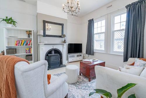Dolly's Cottage - Timeless Retreat near Hobart CBD