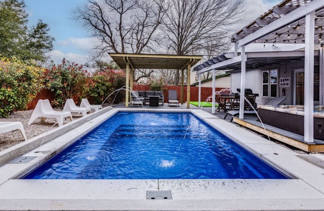 Domain🏰 Heated Pool 🩱 Hot Tub🌊Foosball⚽ Arcade🎮 4BR🏠 9Beds👨‍👩‍👦‍👦